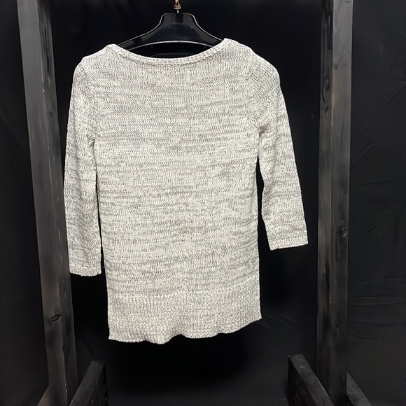 Loft- white with black crewneck sweater, back slightly longer than front - Picture 5 of 6